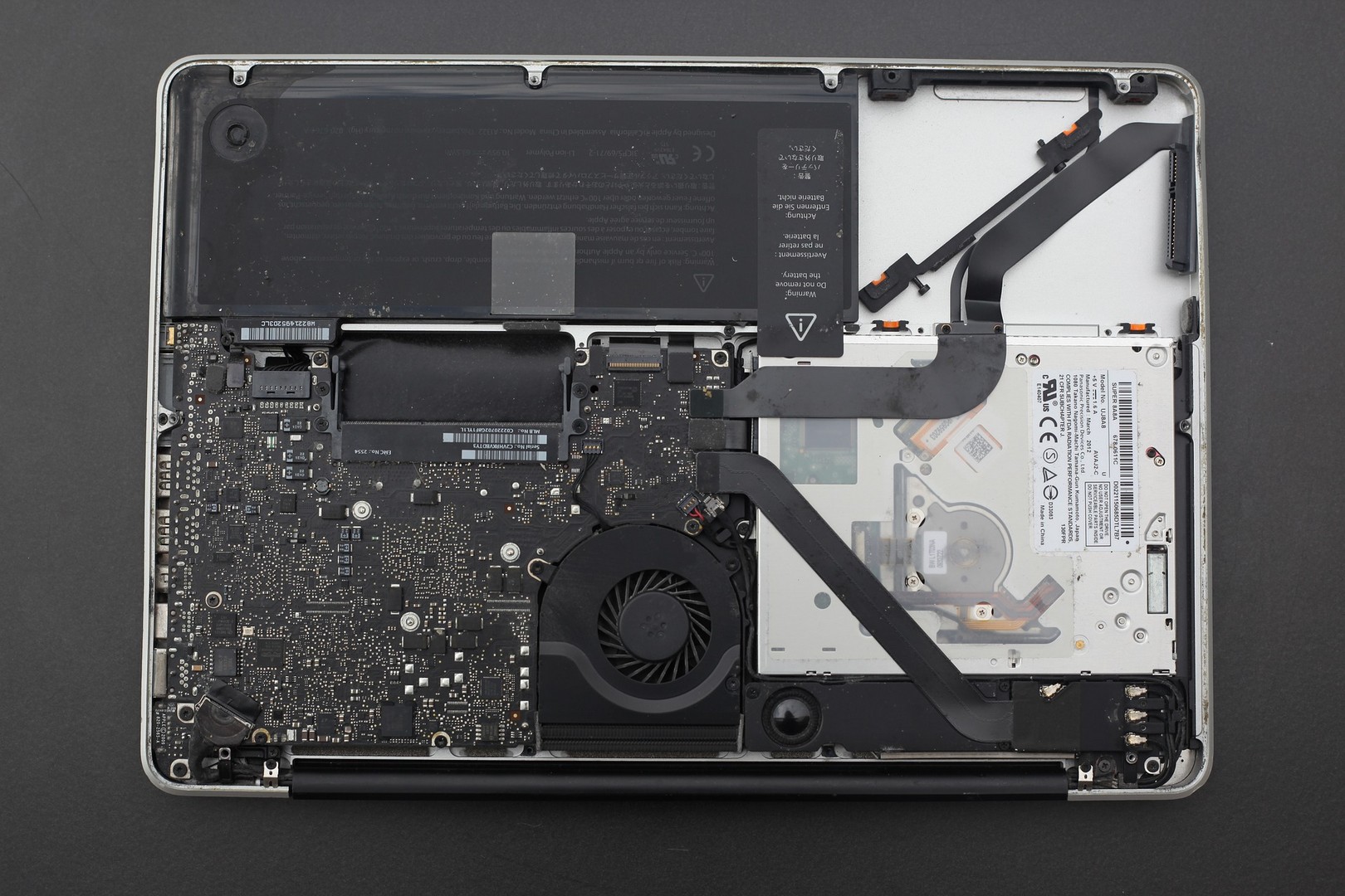 Geöffnetes MacBook bei der Reparatur